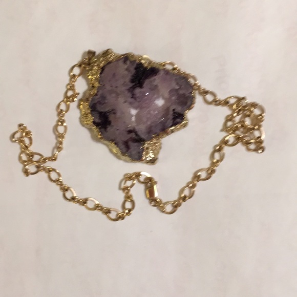 made by Elise(me) Jewelry - Agate stone, gold tone trim, 16” gold tone chain😍